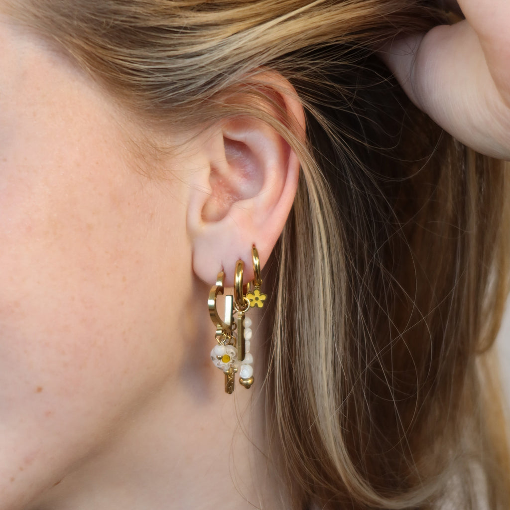 Oorbellen hangende hartjes met love bedels