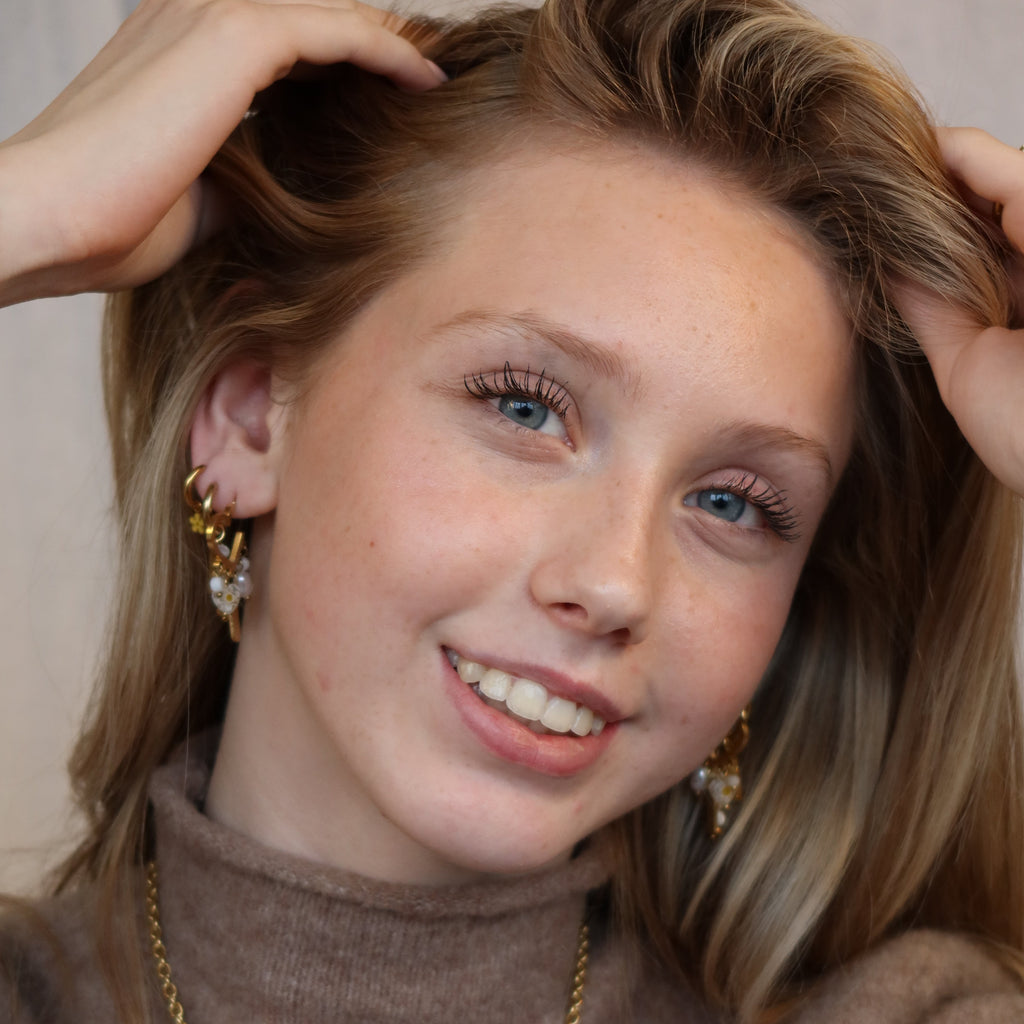 Oorbellen hangende hartjes met love bedels