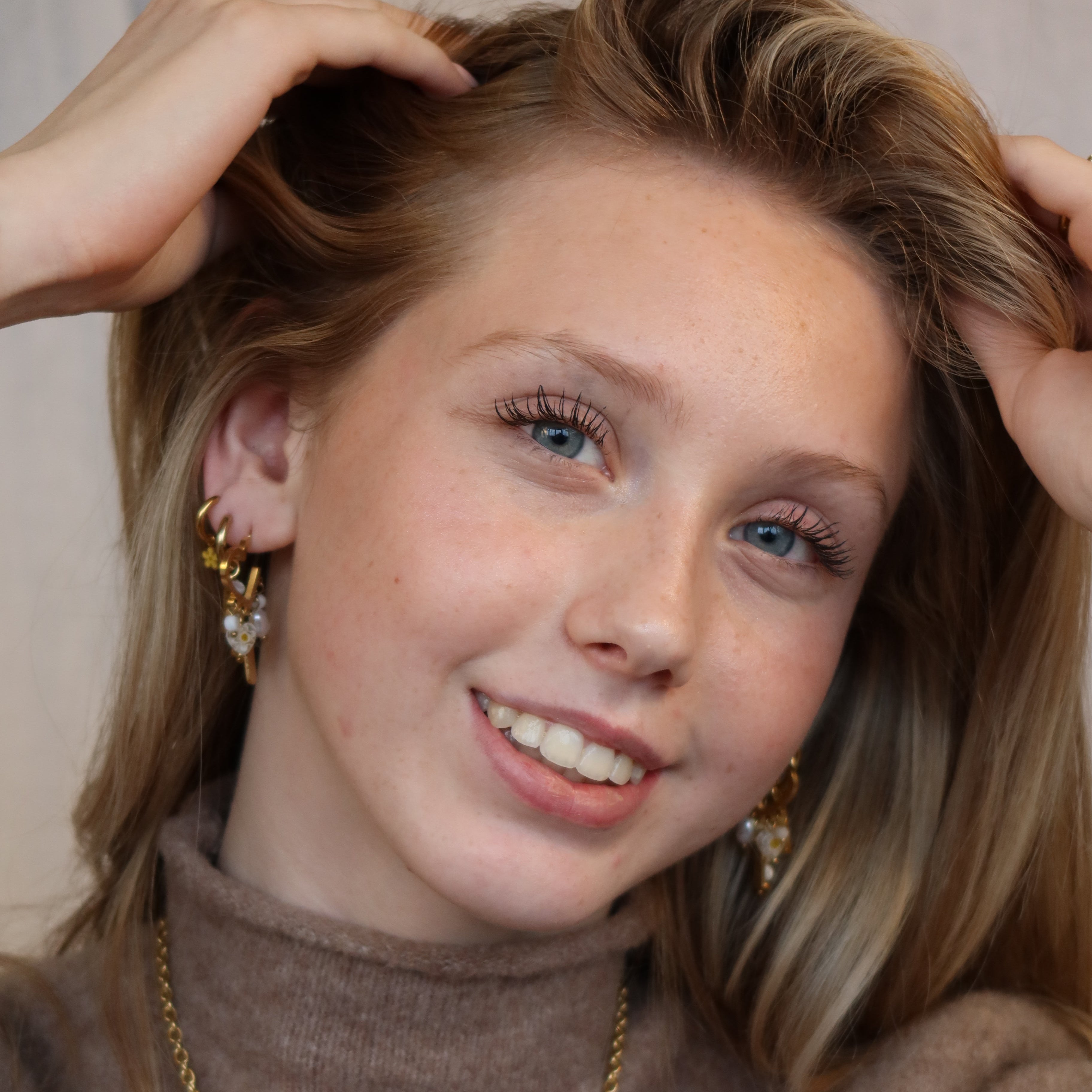 Oorbellen hangende hartjes met love bedels