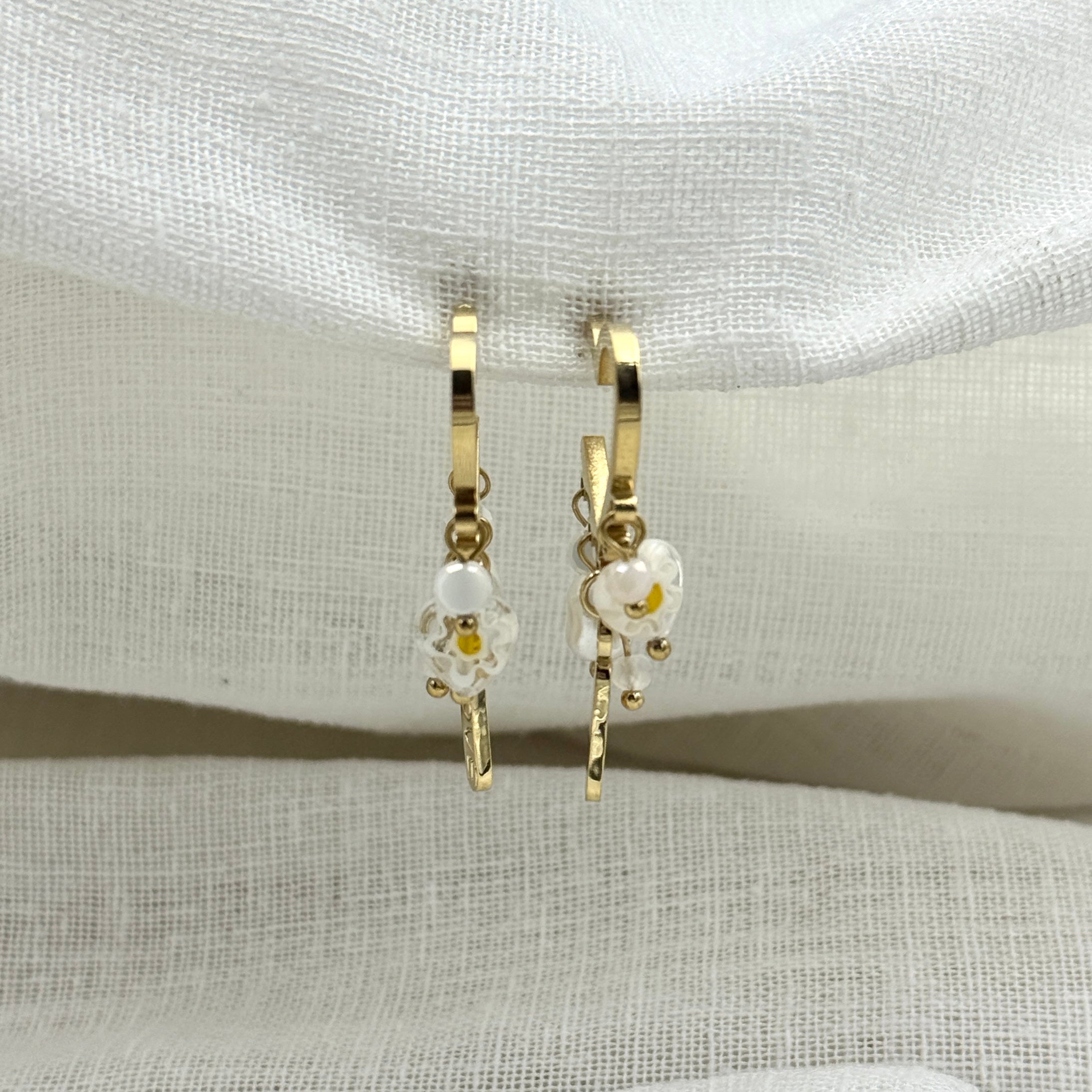 Oorbellen hangende hartjes met love bedels