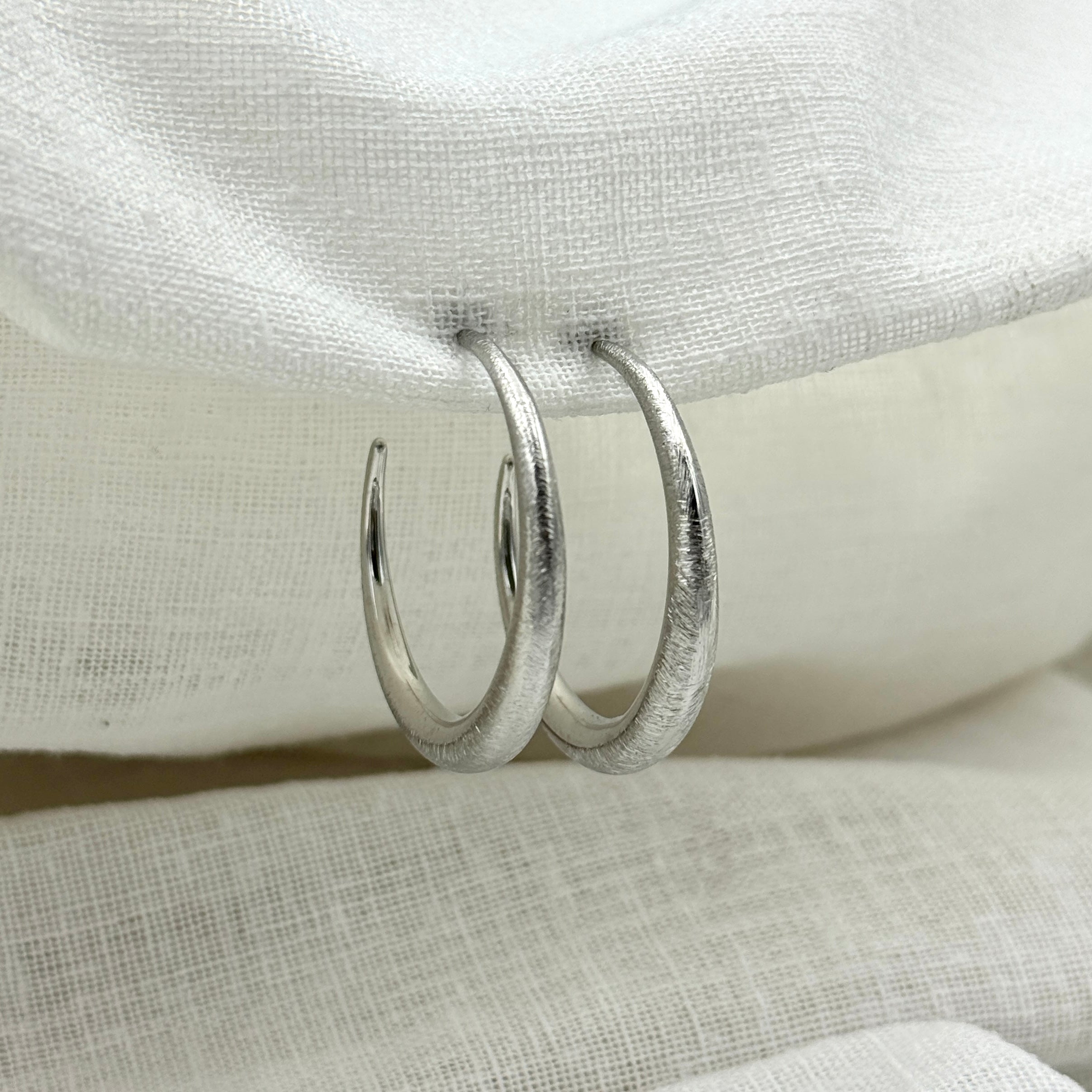 Oorbellen brushed basic hoops zilver