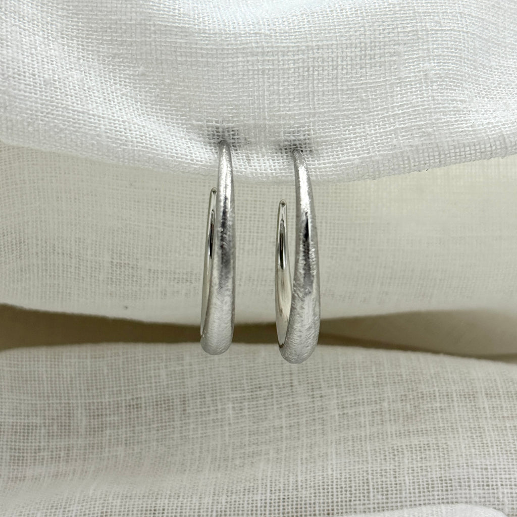 Oorbellen brushed basic hoops zilver