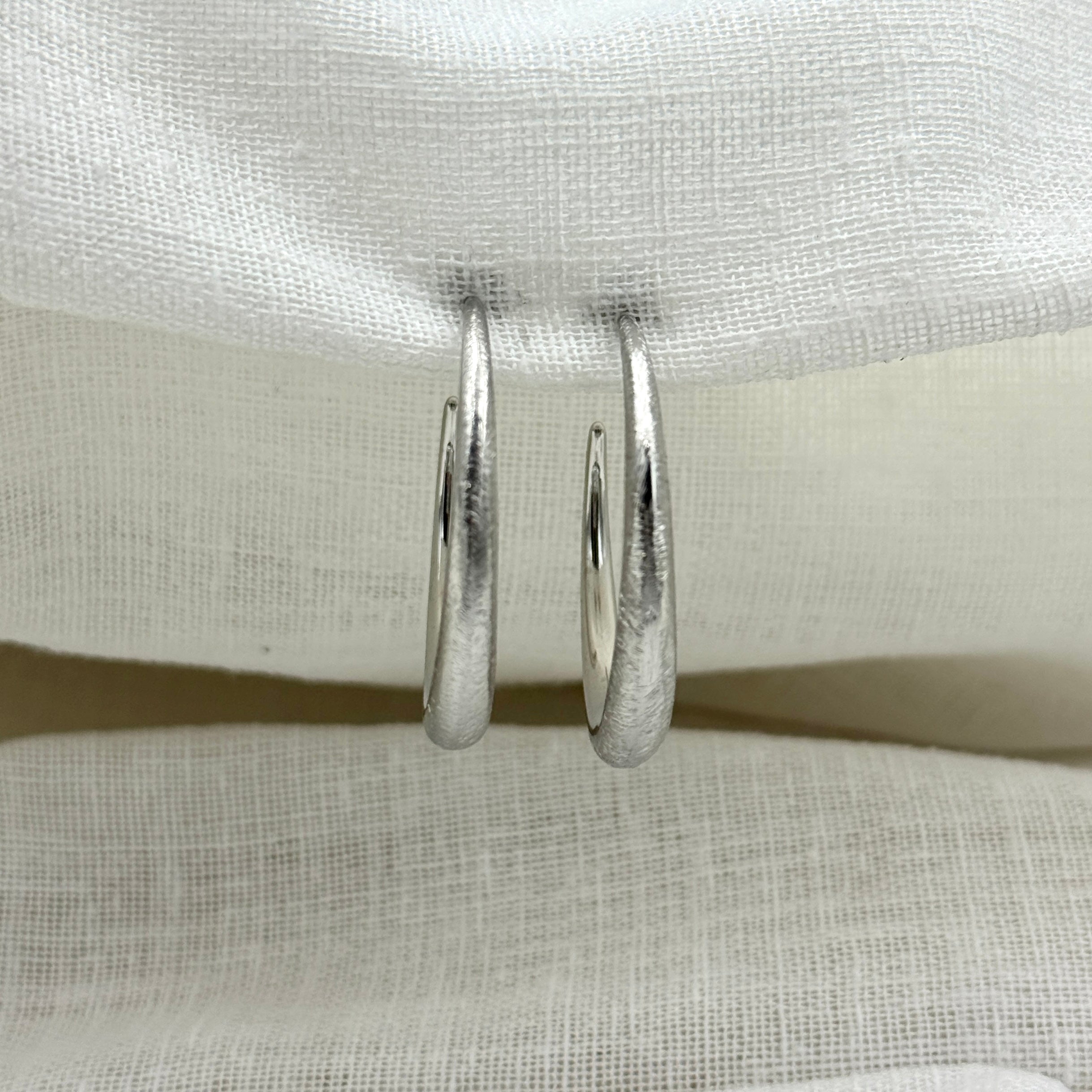 Oorbellen brushed basic hoops zilver