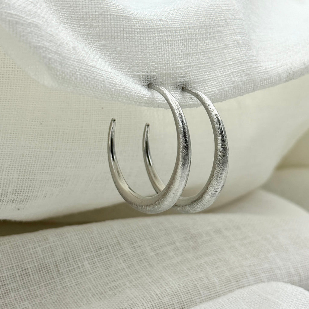 Oorbellen brushed basic hoops zilver