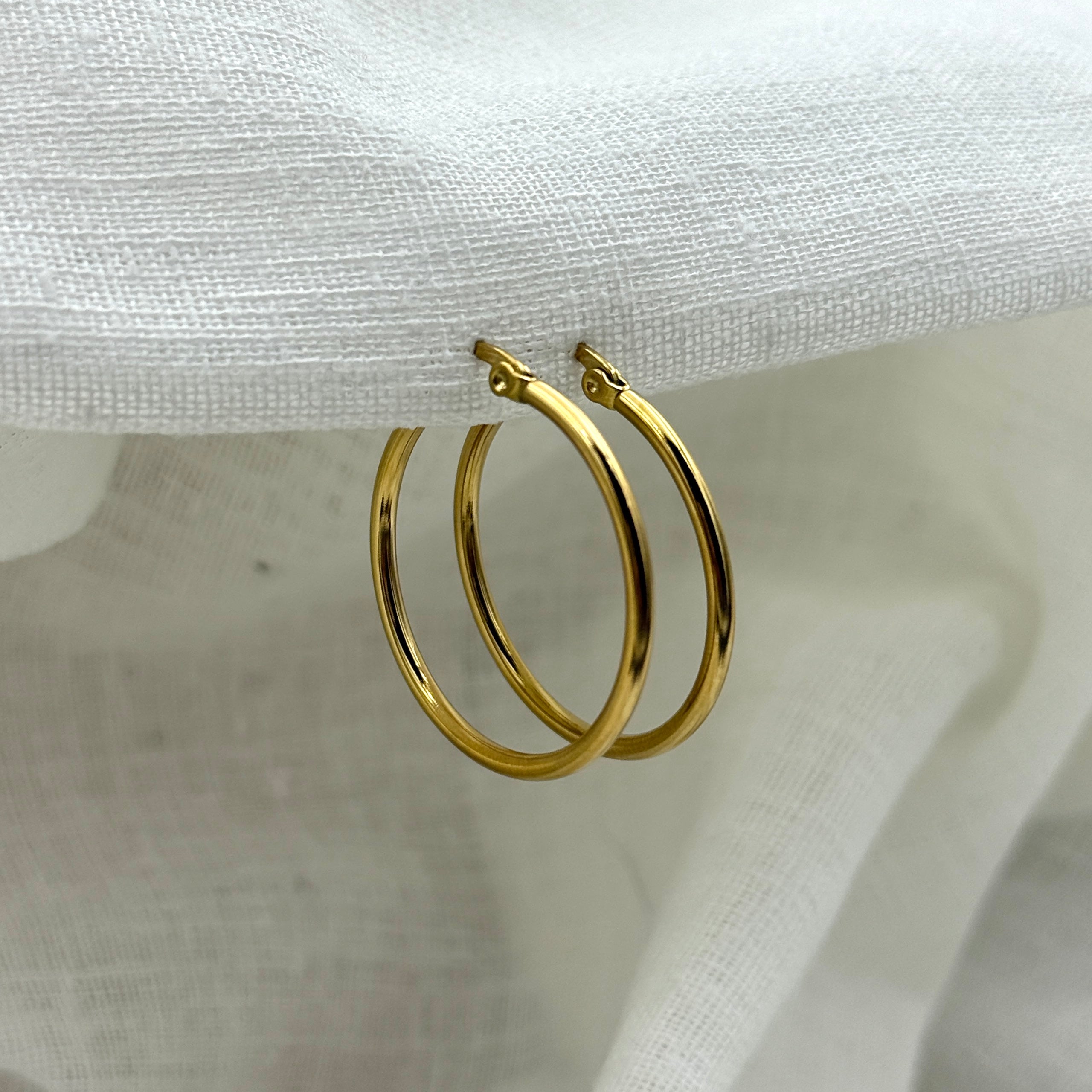 Oorbellen basic goudkleurige hoops 3.5 cm