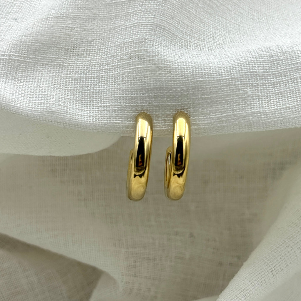 Oorbellen basic goudkleurige halve hoops 2.5 cm