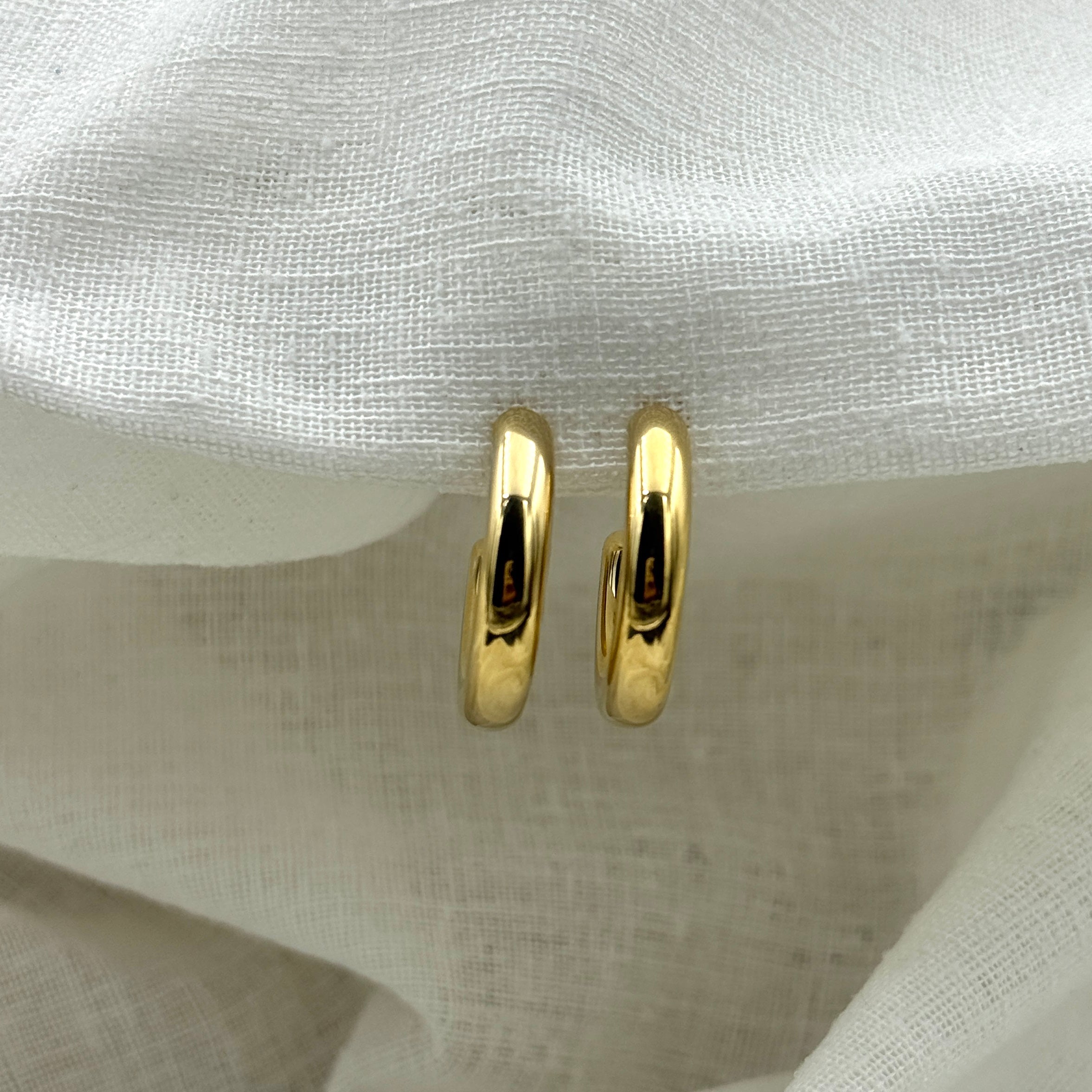 Oorbellen basic goudkleurige halve hoops 2.5 cm