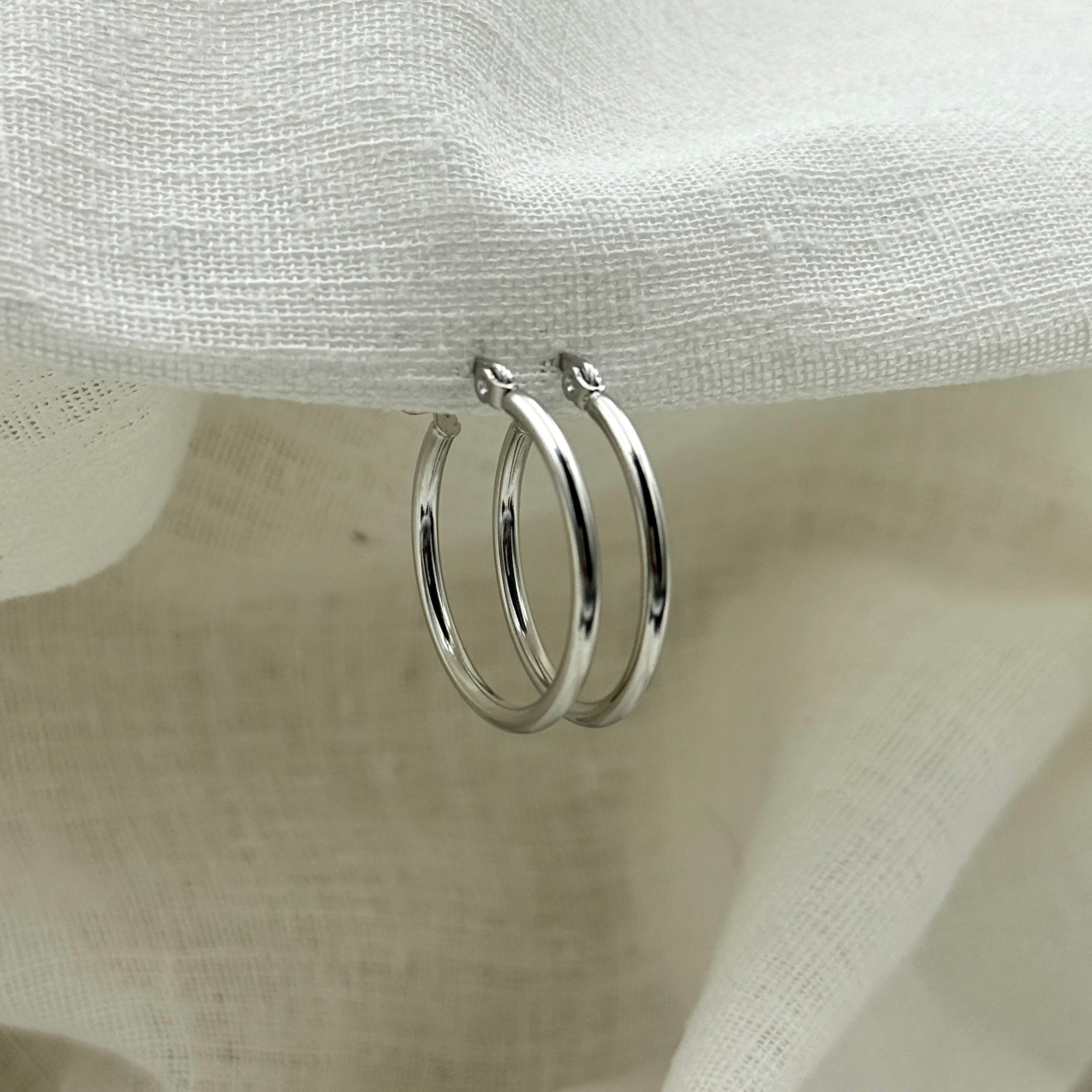 Oorbellen basic zilverkleurige hoops 2.5 cm