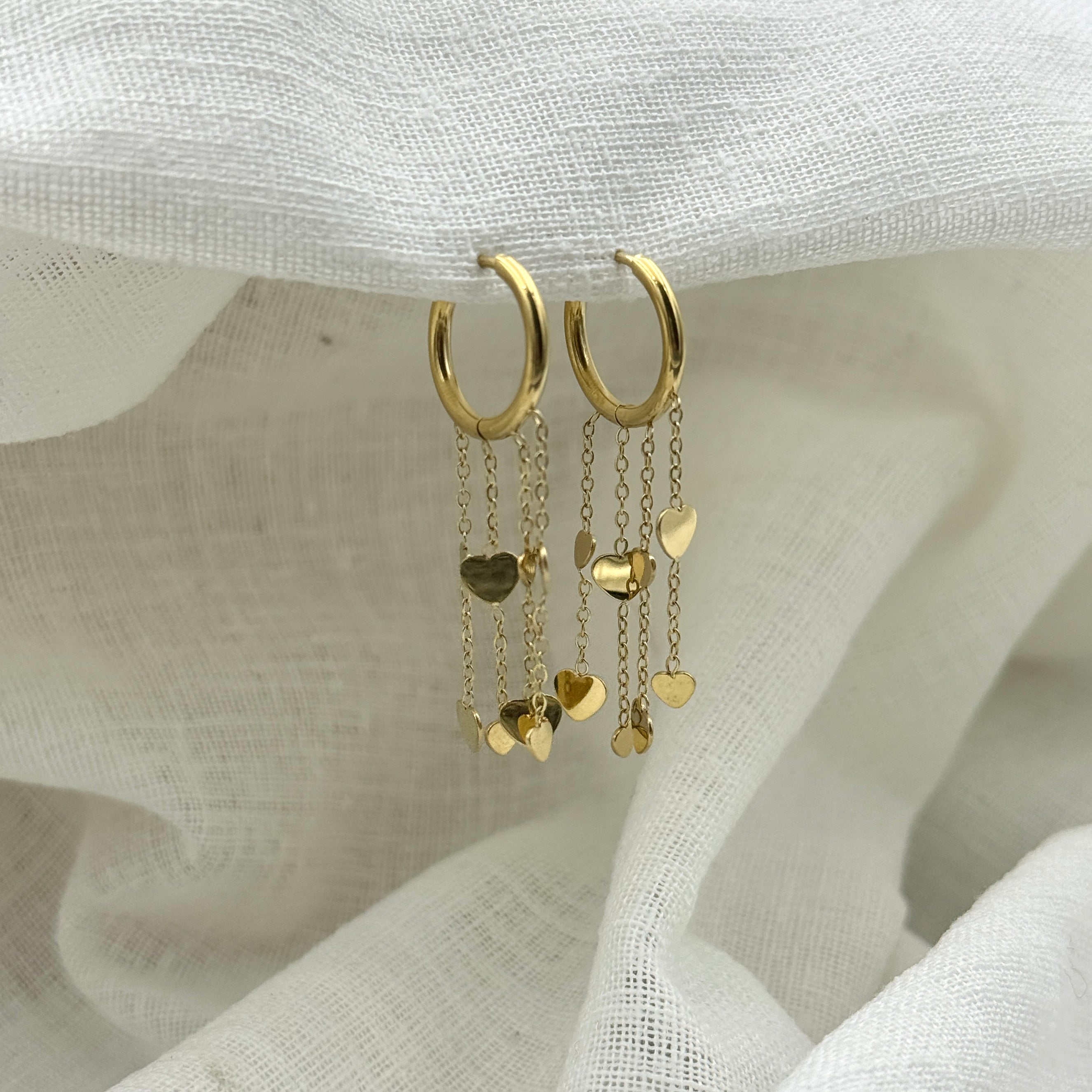 Oorbellen floating hearts goudkleurig