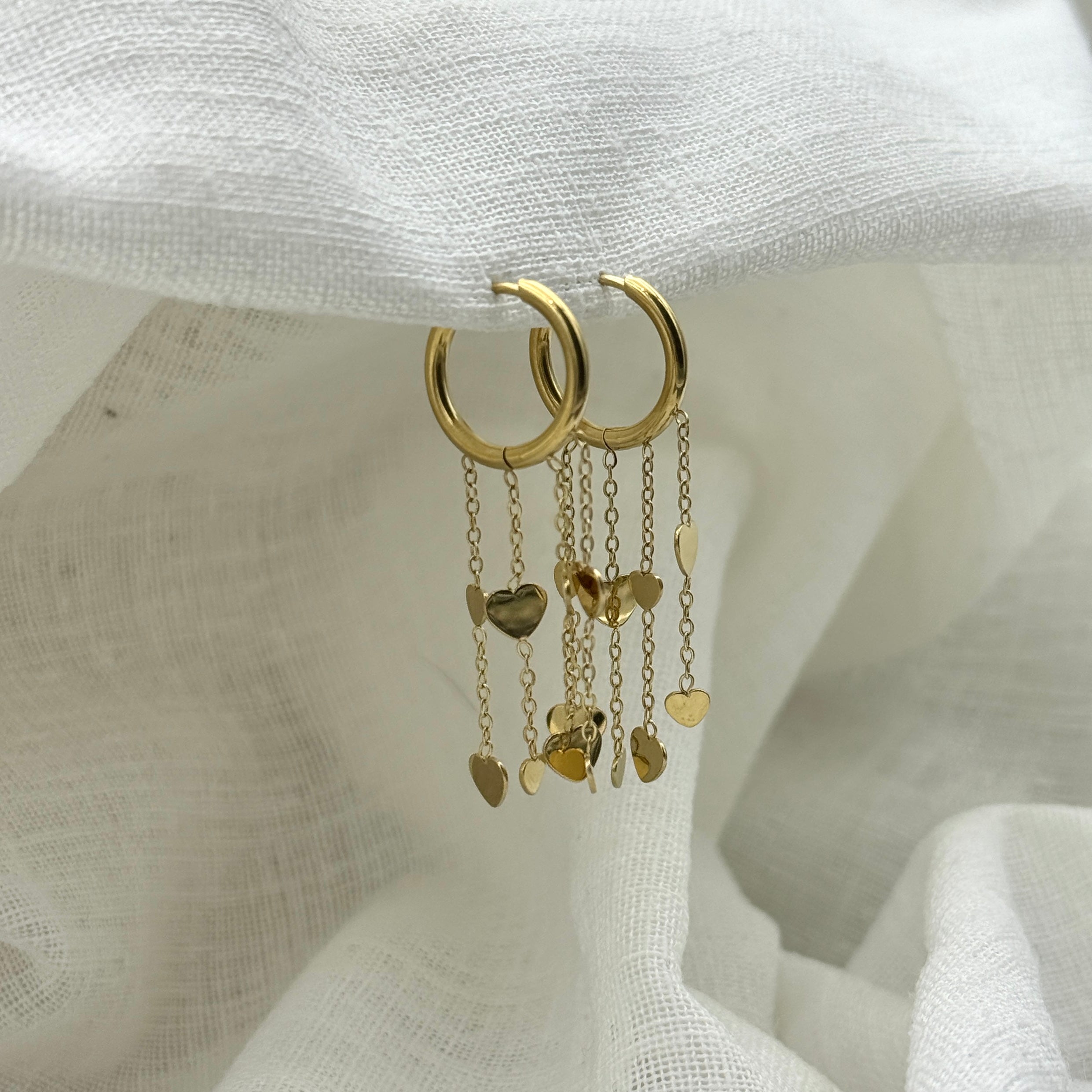 Oorbellen floating hearts goudkleurig