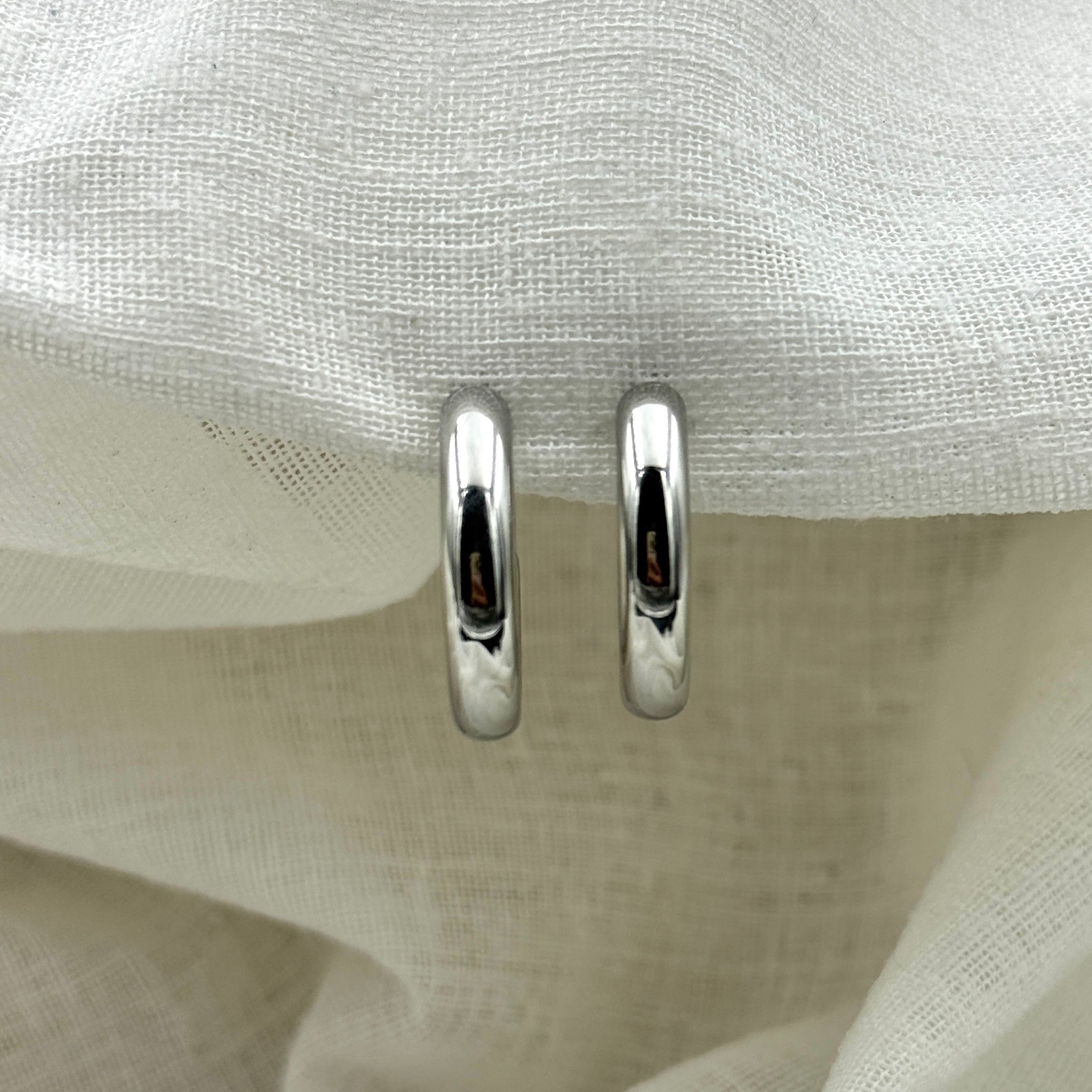 Oorbellen basic zilverkleurige halve hoops 2.5 cm
