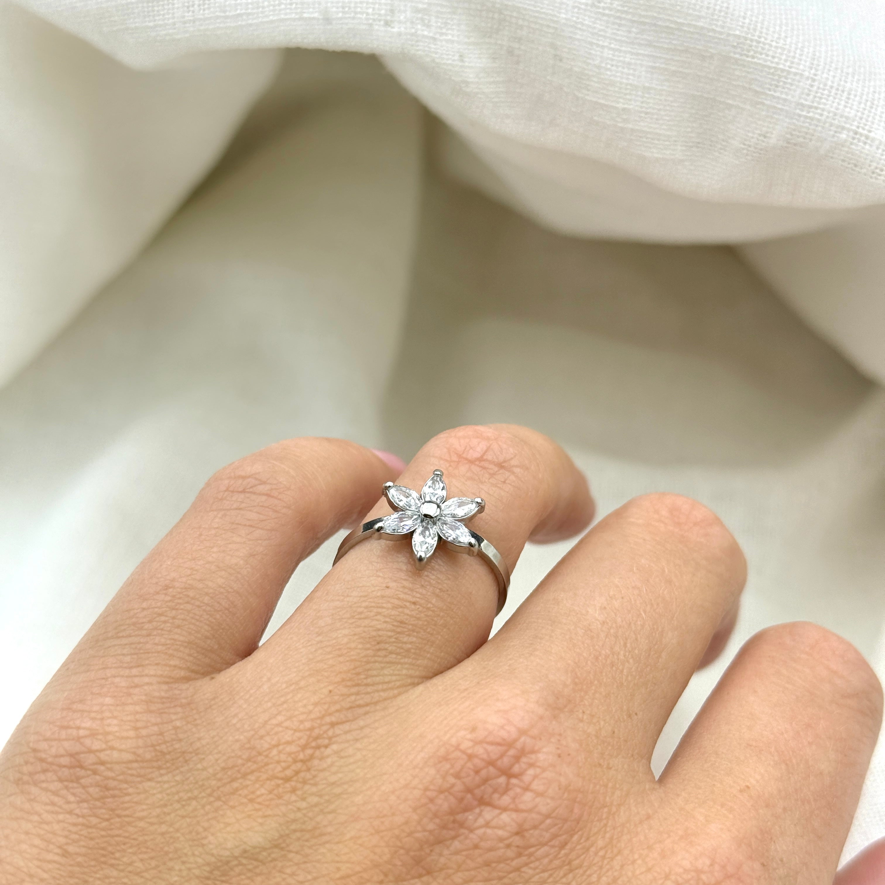 Ring shiny flower