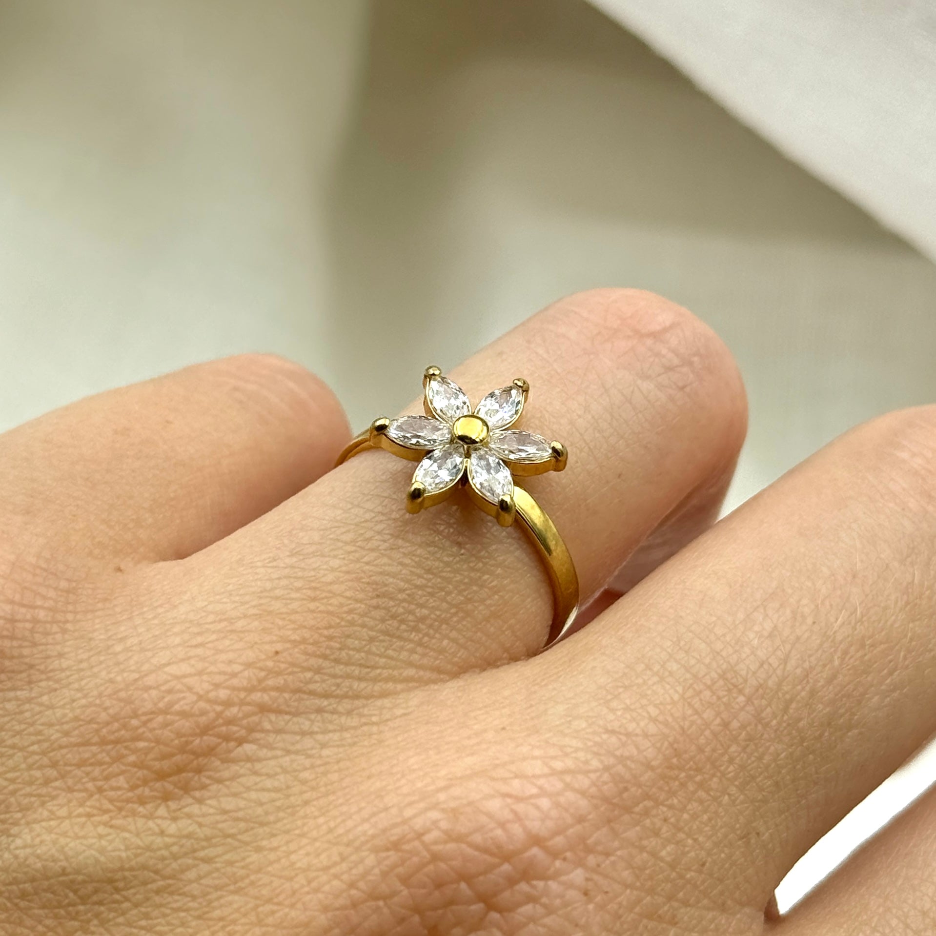 Ring shiny flower