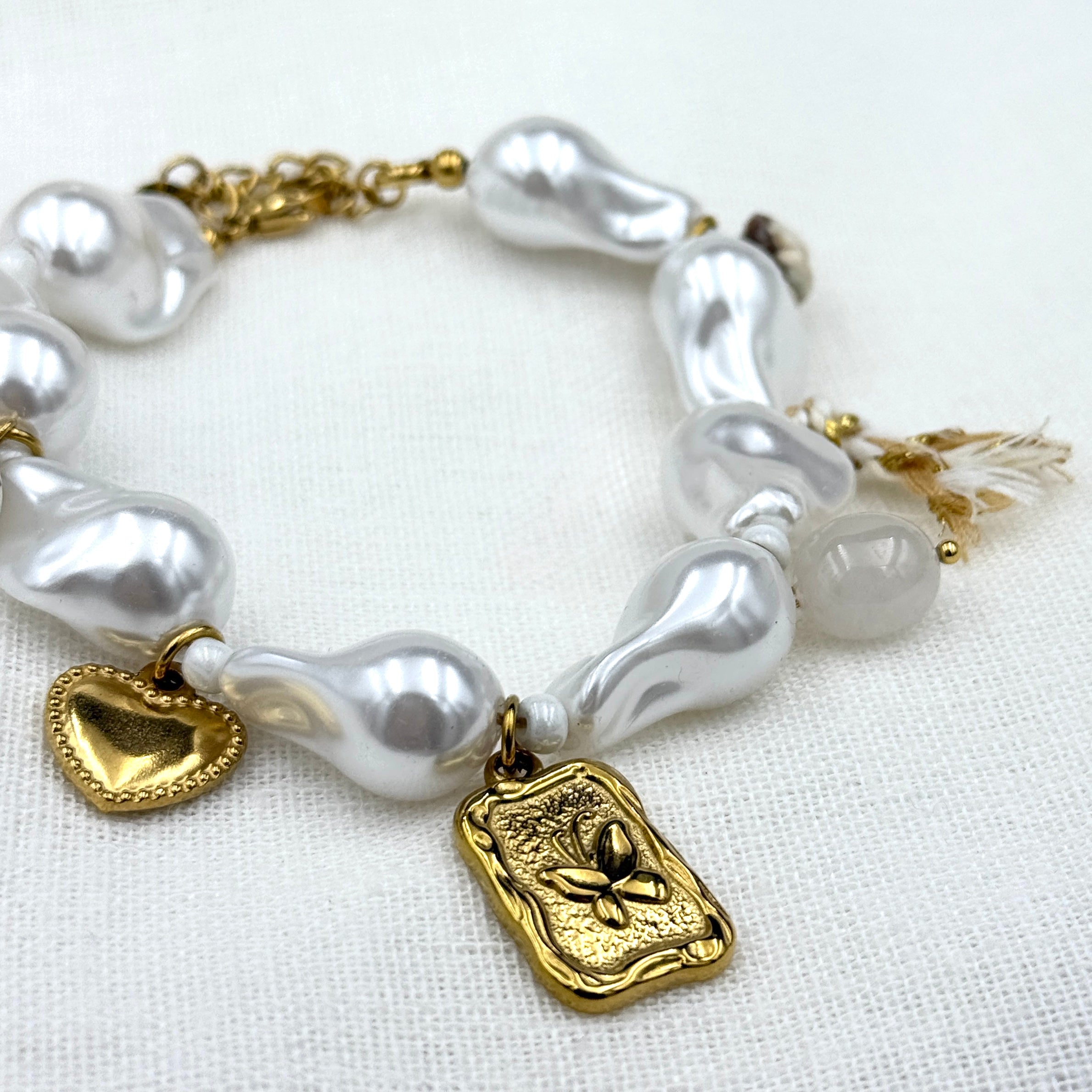 White dream met bedels